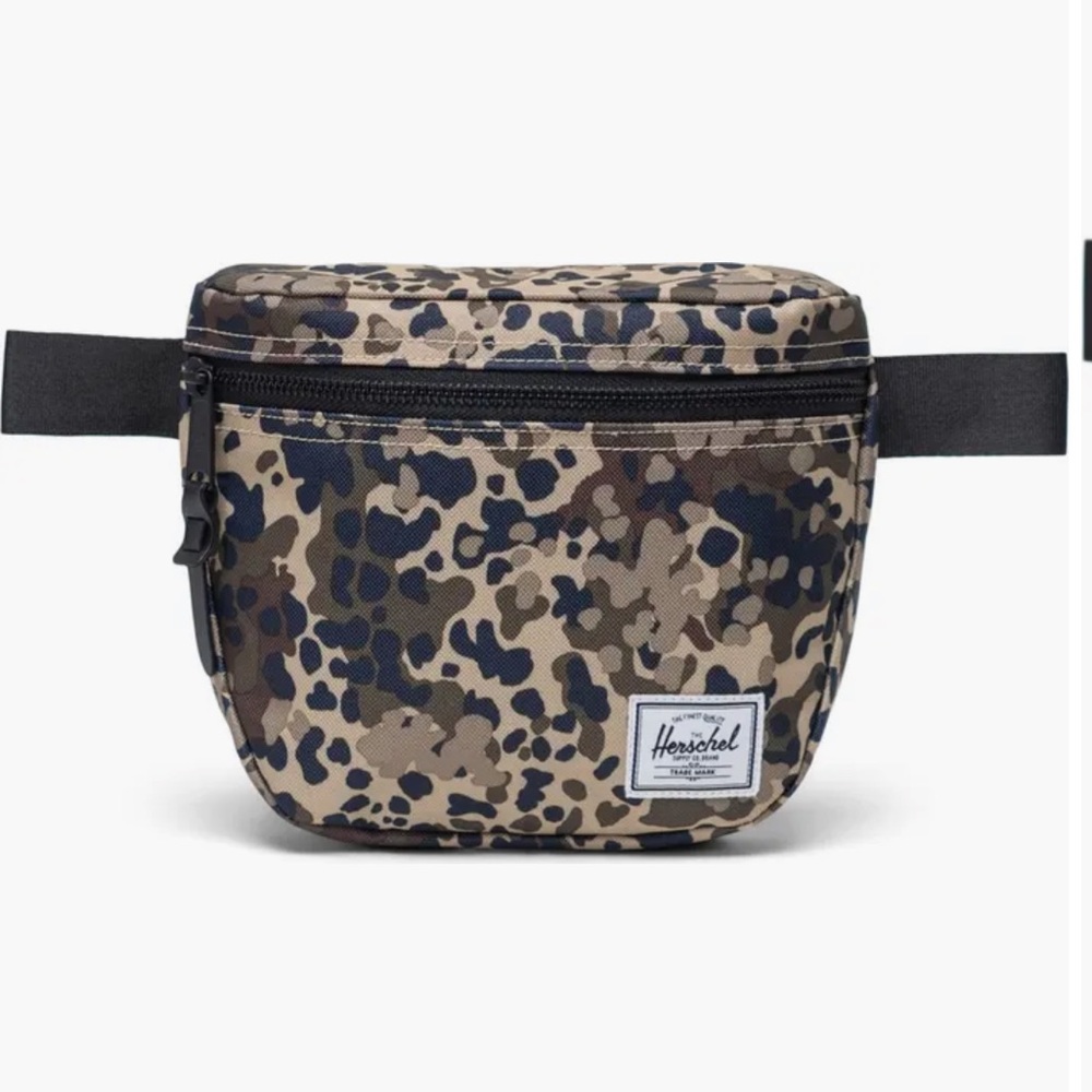 NWT Herschel Supply Company settlement classic hip pack in camo